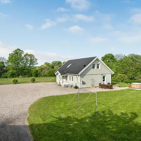4 Bedroom Beautiful In Holiday home *