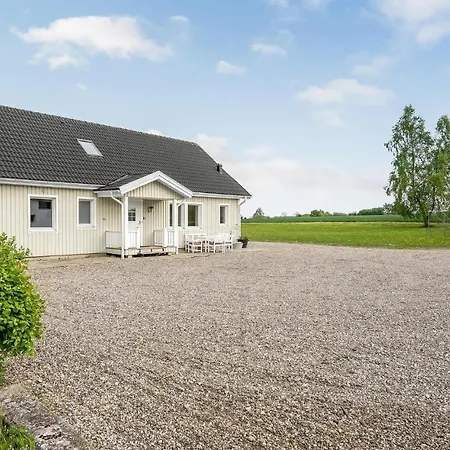 4 Bedroom Beautiful In Holiday home